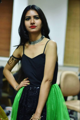 Reshma Ahmad - Model in Noida | www.dazzlerr.com