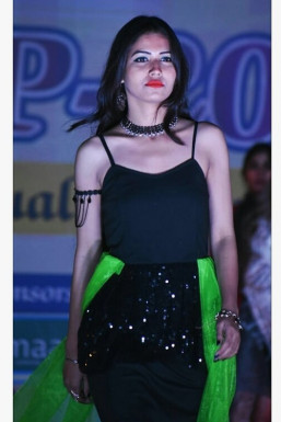 Reshma Ahmad - Model in Noida | www.dazzlerr.com